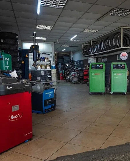 Lastik montaj ve balans makineleri, lastik stok alanı — Kaan Oto Fethiye